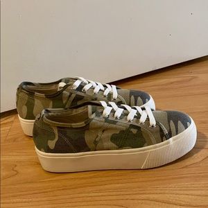 NWT Steve Madden Emmi Camoflage Sneakers